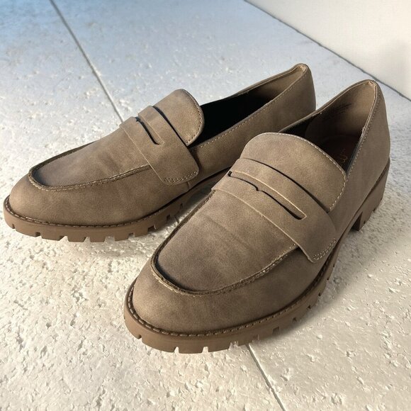 Me Too NWOT SZ 7.5 Tan Suede Penny Loafer Preppy Academia Modern Essential - Picture 2 of 8